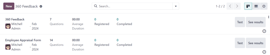 Una vista de lista de todas las encuestas disponibles en la aplicación Evaluaciones.